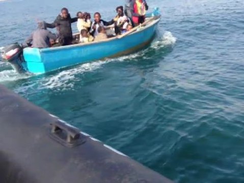 Impactantes imágenes de una patera llegando a Melilla