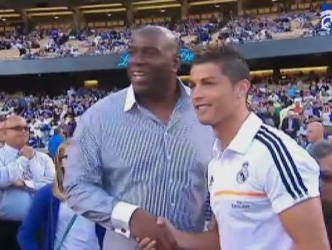 Cristiano Ronaldo hace el saque de honor de los Dodgers Yankees ante 56.000 personas