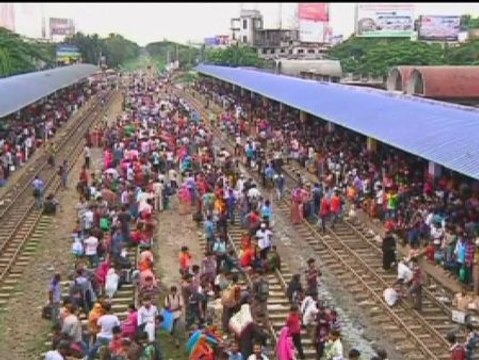 Miles de personas celebran el Eid al Adha en Bangladesh