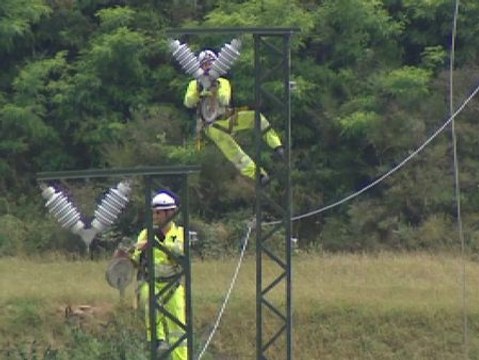 Los operarios reparan la catenaria