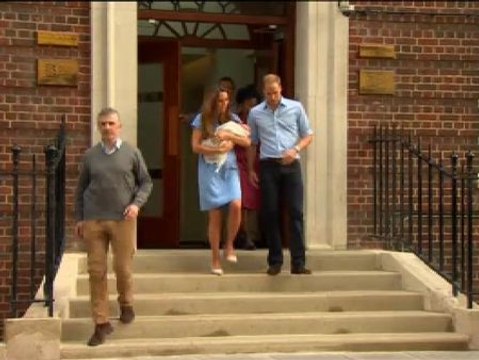 Los Duques de Cambridge presentan a su primogénito