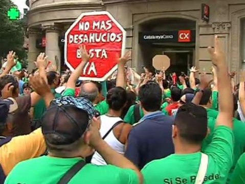 Decenas de personas ocupan una sucursal bancaria en Barcelona para pedir la dación en pago
