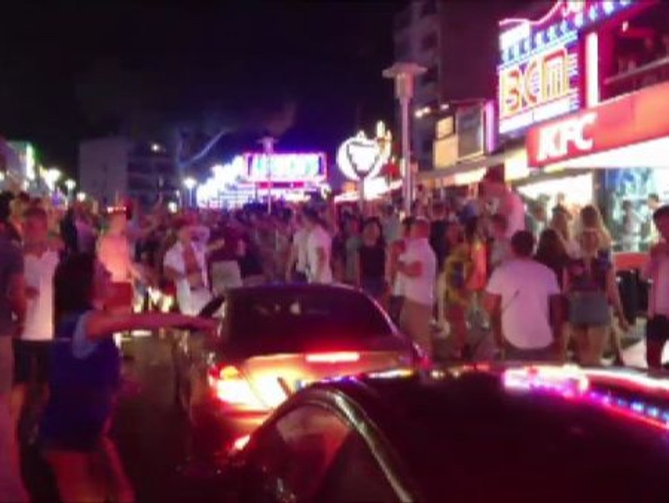 Turistas borrachos impiden el paso a los coches en la principal avenida de Magaluf