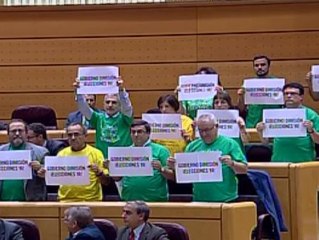 Carteles de &#039;Gobierno dimisión. Elecciones ya&#039; en el Pleno del Congreso