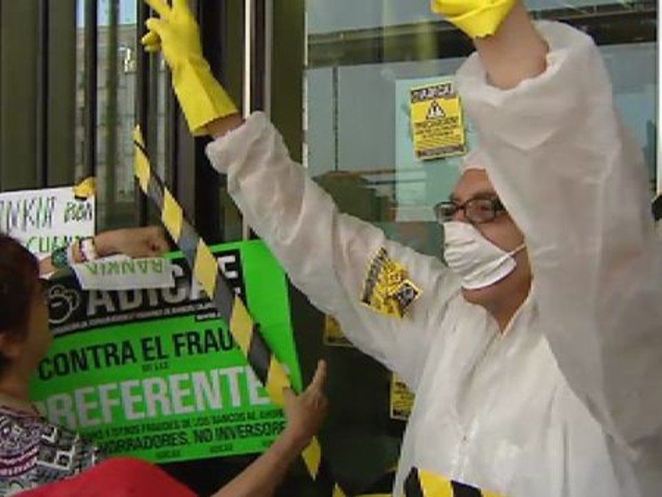 Los afectados por las preferentes dan un toque a la banca en Madrid y Barcelona
