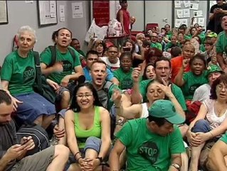 Desalojada una oficina del Popular ocupada por activistas de la PAH