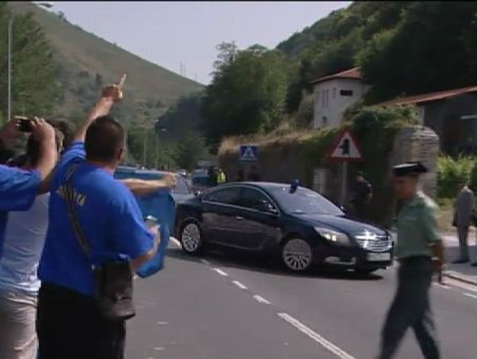 Los mineros abuchean a la comitiva de la Reina y del ministro de Industria