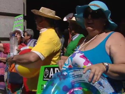 Los afectados por las preferentes se manifiestan vestidos de playa para avisar de que no se van de vacaciones