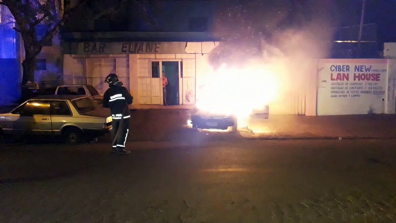 Veículo pega fogo e mobiliza equipe do Corpo de Bombeiros no Bairro Cascavel Velho