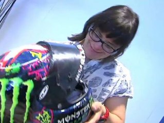 Lorenzo sube al podium a la diseñadora de su casco