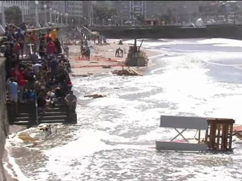 Las olas se llevan las hogueras en A Coruña
