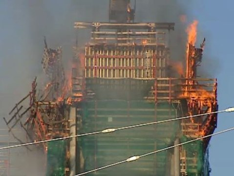 En llamas el nuevo complejo de oficinas del BBVA en Las Tablas