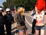 Las activistas de Femen protestan por la visita de Obama en Berlín