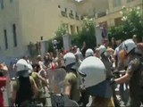 Carga en Atenas contra un grupo de estudiantes