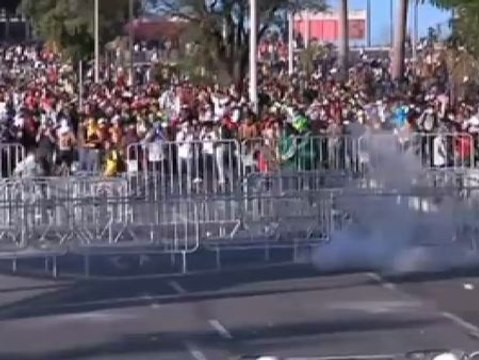 La Policía impidió a los indignados asaltar el estadio donde Brasil y Uruguay jugaban su semifinal