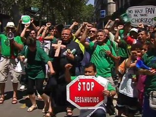200 miembros de la PAH protestan en una sucursal del Banco Popular