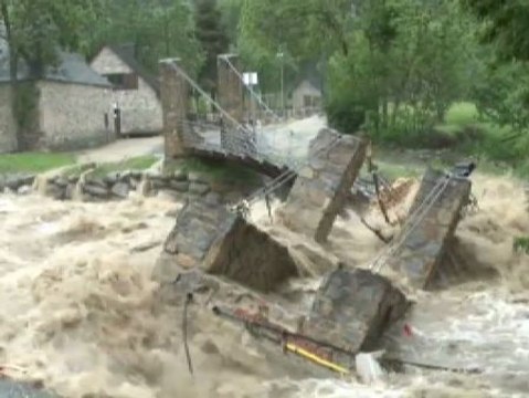 Las inundaciones desbordan el rio Garona y pone en emergencia el Vall d'Aran