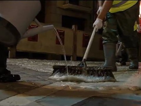 Aplican un antideslizante en las calles de Pamplona para reducir los resbalones en los encierros