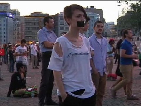 Cientos de manifestantes se concentran de manera pacífica en Taksim y Ankara