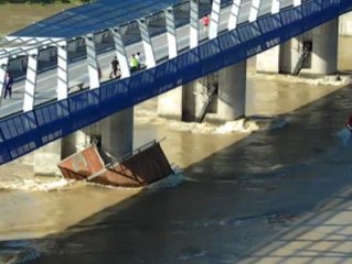 La crecida del Ebro mantiene en alerta a Zaragoza