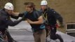 La Policía reduce a un manifestante antiglobalización en un tejado de Londres