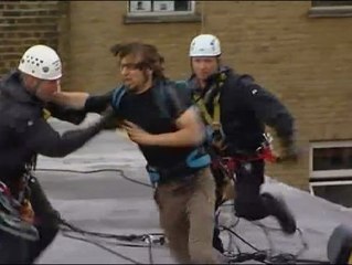 La Policía reduce a un manifestante antiglobalización en un tejado de Londres