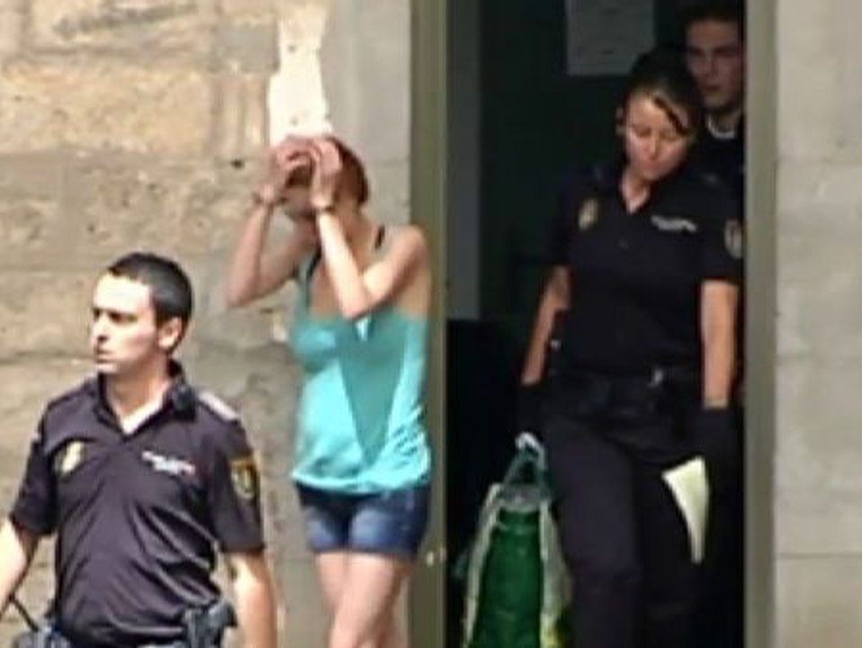 Prisión sin fianza para la mujer que arrojó a su bebé por un desagüe