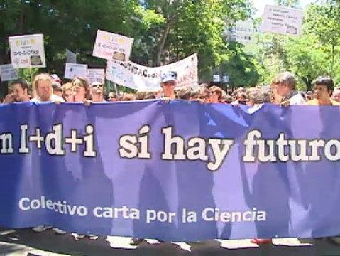 Miles de científicos vuelven a echarse a las calles en protesta por los recortes