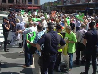 Víctimas de productos bancarios protestan frente a la sede de Bankia
