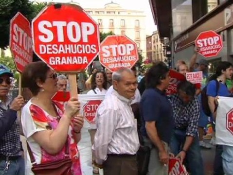 Protesta ante un sucursal para evitar el desahucio de 15 familias
