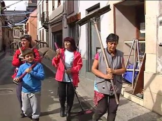 Tres maestras de Les se dedican a limpiar las casas de sus vecinos