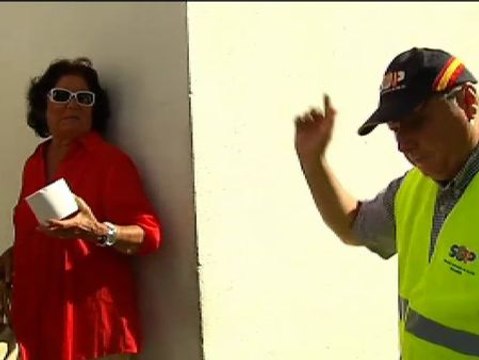 Miembros del SUP reparten papel higiénico a la entrada de las comisarías