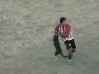 Un futbolista argentino lanza violentamente a un perro que apareció en el campo
