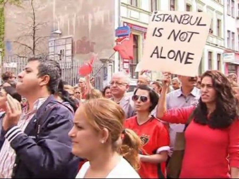 Miles de personas protestan en Berlín en solidaridad con los manifestantes turcos