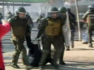 Detienen a 30 personas en la última manifestación estudiantil chilena