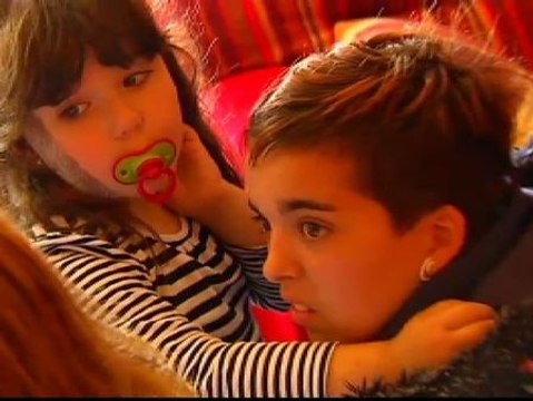 Una familia dona a otra siete toneladas de tapones solidarios que habían recolectado para su hija