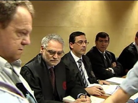 El celador de Olot llega a los juzgados de Gerona para ser juzgado