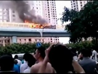 Descargar video: Mueren 47 personas en el incendio de un autobús en China