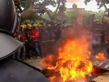 Los mossos cargan contra los bomberos que se manifiestan ante el Parlament