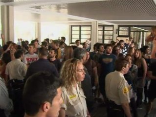 Los estudiantes reciben a Fabra entre abucheos