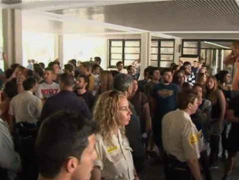 Los estudiantes reciben a Fabra entre abucheos