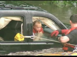 Dramático rescate de una familia en Iowa