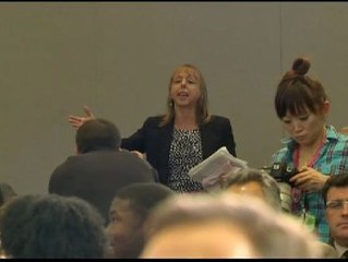 Una mujer interrumpe a Barack Obama durante un minuto
