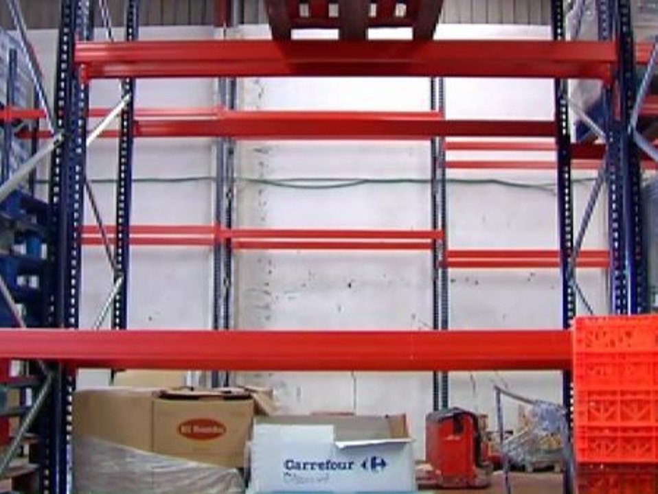 Las estanterías del Banco de alimentos de Valencia, vacías