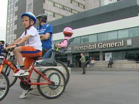 Sanitarios madrileños sobre ruedas, contra la privatización de seis hospitales públicos