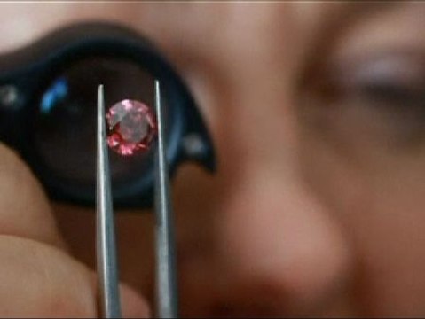 Encuentran uno de los diamantes rojos más grandes en una mina australiana
