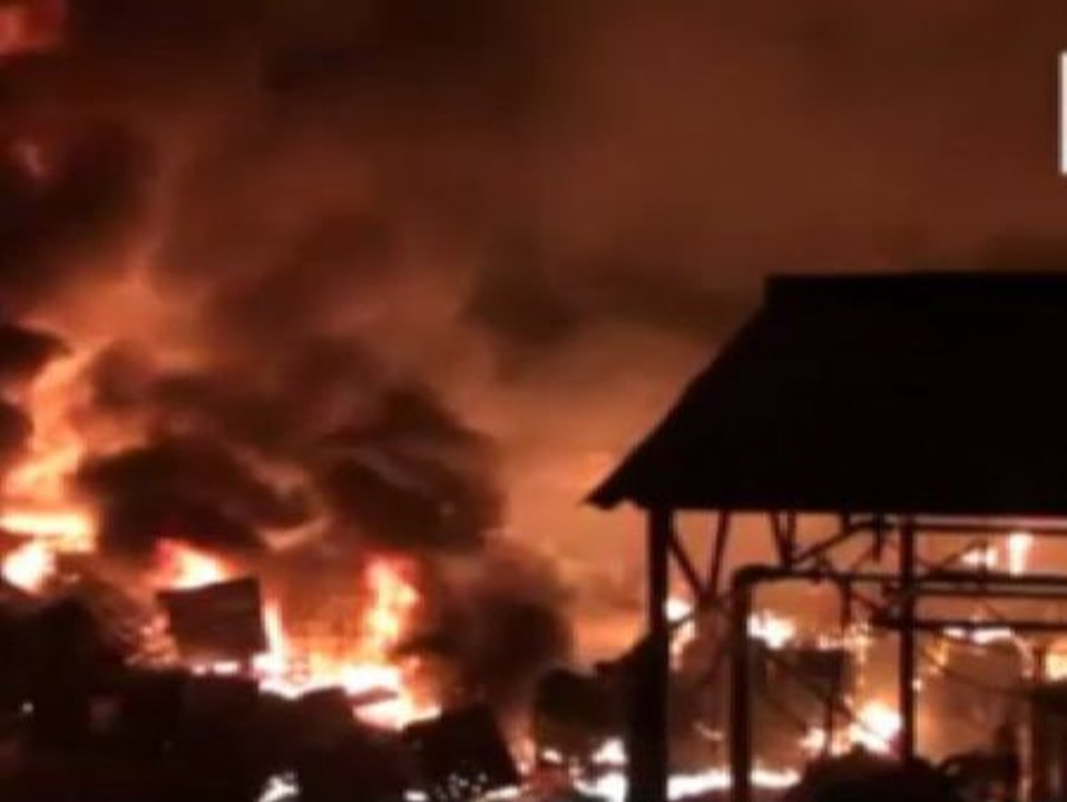 Un incendio arrasa una nave de disolventes en Arganda del Rey