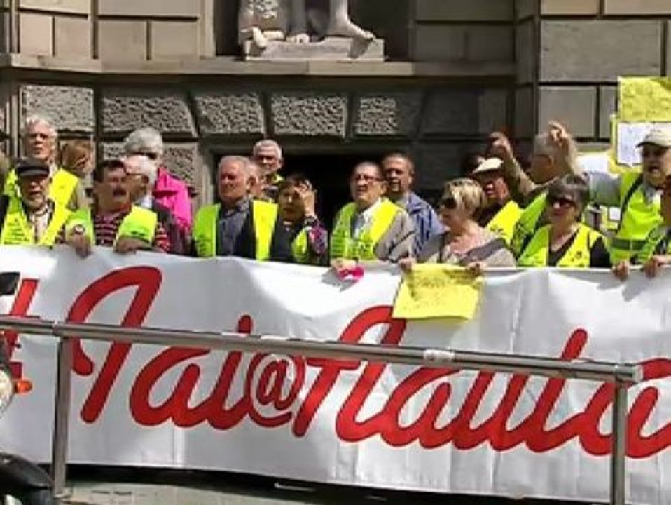 Los "yayoflautas" ocupan el Instituto Catalán de Salud para protestar contra los recortes