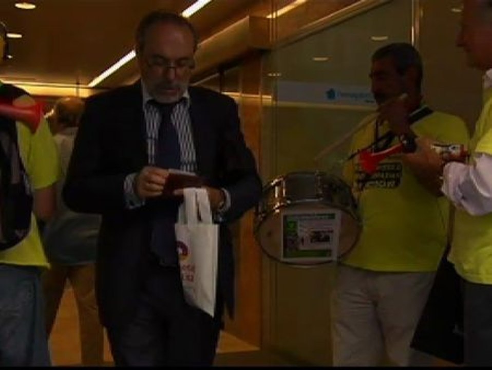 Los afectados por las preferentes se manfiestan frente a una sucursal de Novagalicia