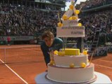 La Philippe Chatrier canta el cumpleaños feliz a Nadal